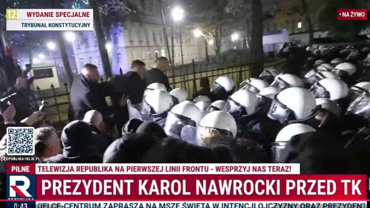 Prezydent Nawrocki przeszedł przez policyjny kordon przed TK. Doszło do przepychanek z SOP