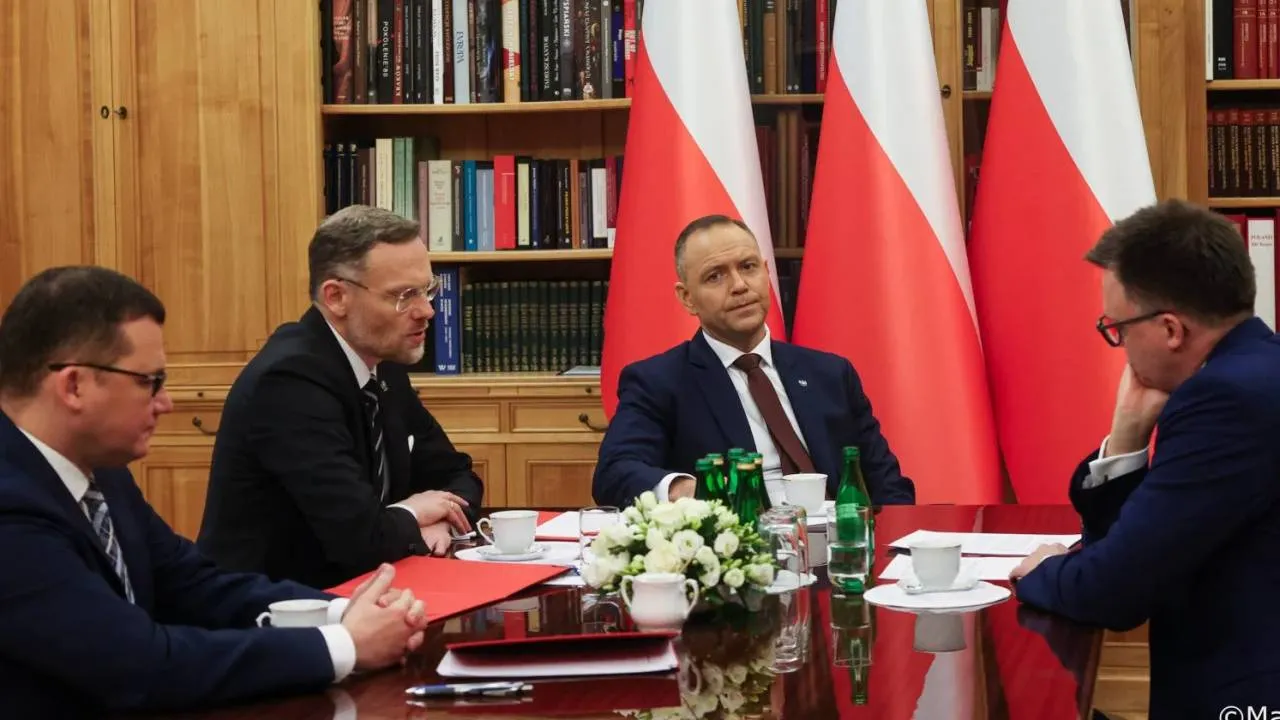 Hołownia po spotkaniu u prezydenta. "Rozmawialiśmy o możliwych scenariuszach deeskalacji"