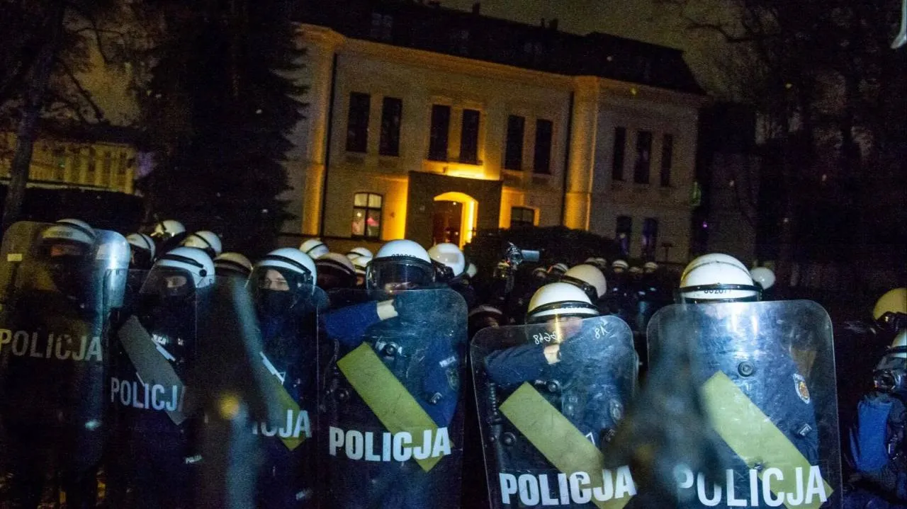 Profesor prawa konstytucyjnego: W Polsce nie ma już demokracji. Nie po tym, co widzieliśmy wczoraj