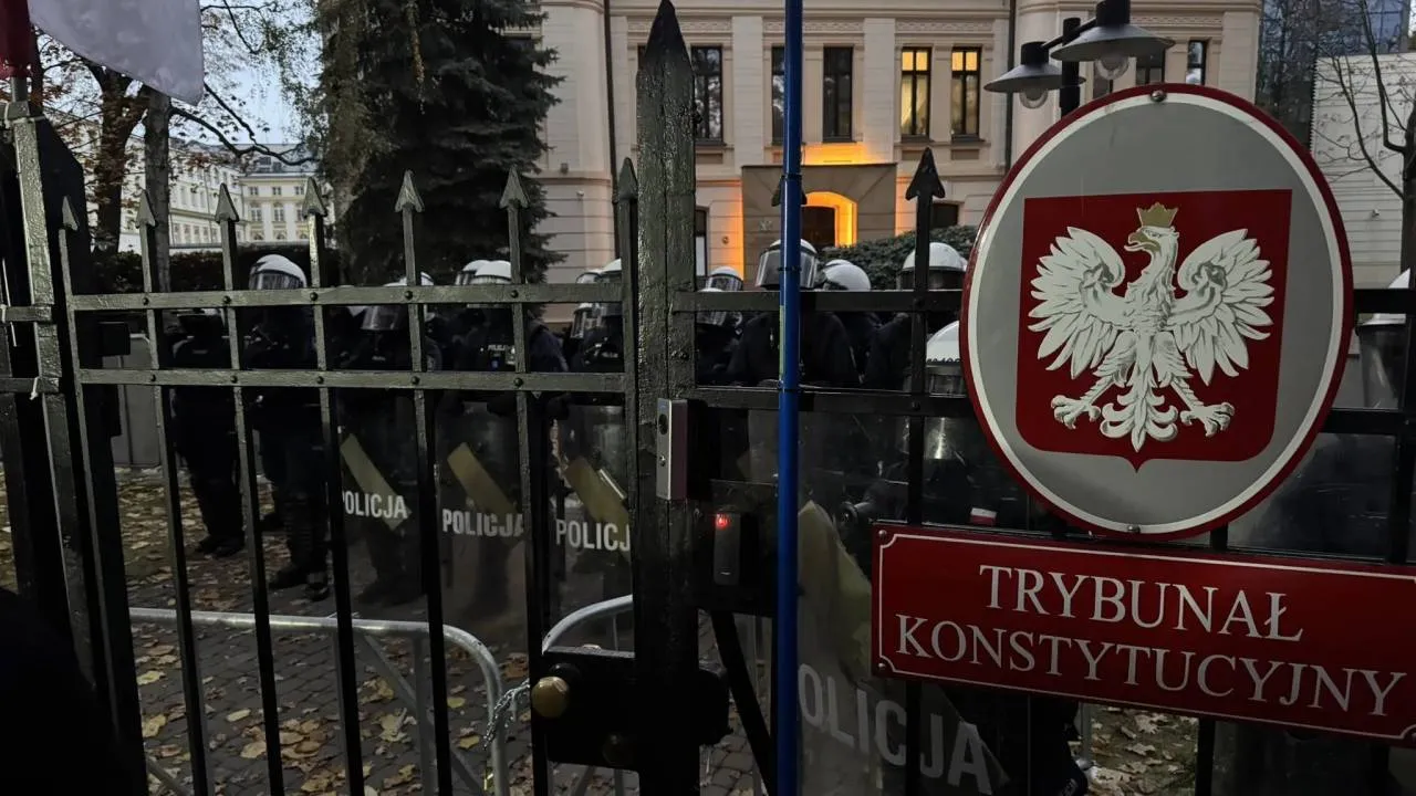 Nowy dzień przed TK. Policja przegrupowała siły, dalej strzeże dostępu do gmachu [WIDEO]