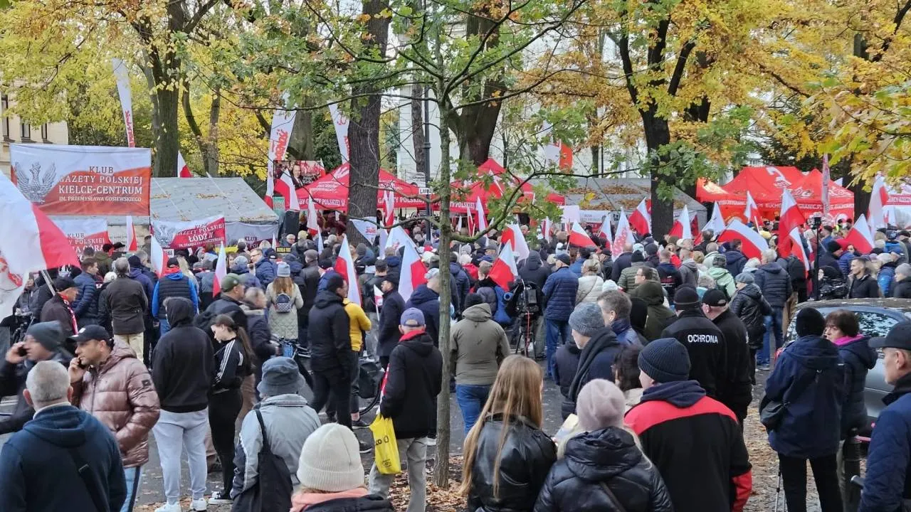 Polacy przed Trybunałem Konstytucyjnym. Manifestacja wciąż trwa. ZOBACZ ZDJĘCIA