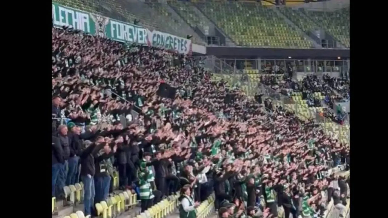 "Milicjant wykona, co Donald rozkaże". Na polskich stadionach głośno o zamachu na Trybunał